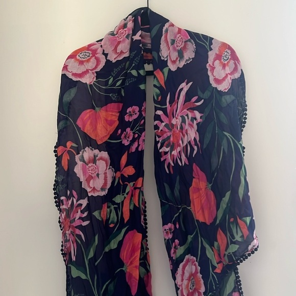 Isaac Mizrahi Floral Scarf 💗 - Picture 1 of 3